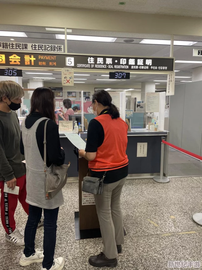 情侣奴跪下用嘴伺候主人