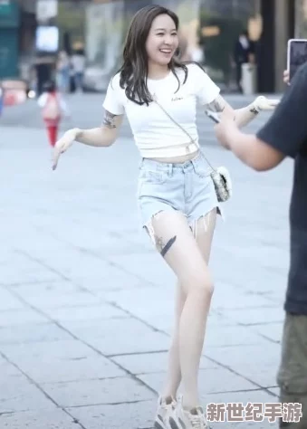 美女把小内内脱了露出j照片网友纷纷表示这样的行为不妥