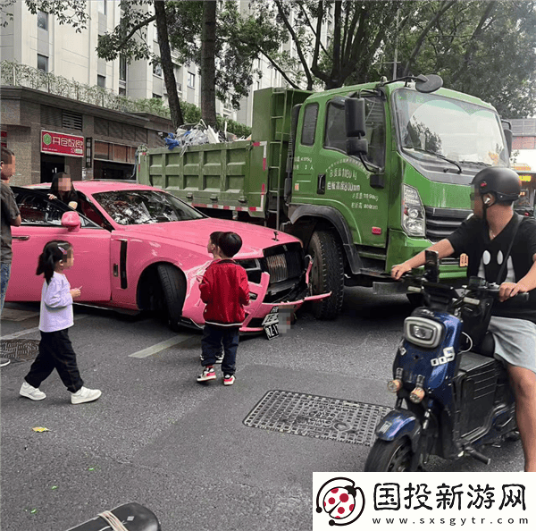 劳斯莱斯被撞女车主善举