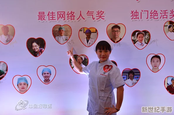 清纯小护士因救助病患走红网络网友纷纷点赞其无私奉献精神与温暖笑容引发广泛关注