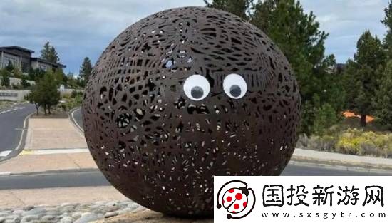 美国一城多个雕塑惊现“神秘瞪眼”