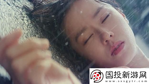 岳故意装睡让我挺进去的电影