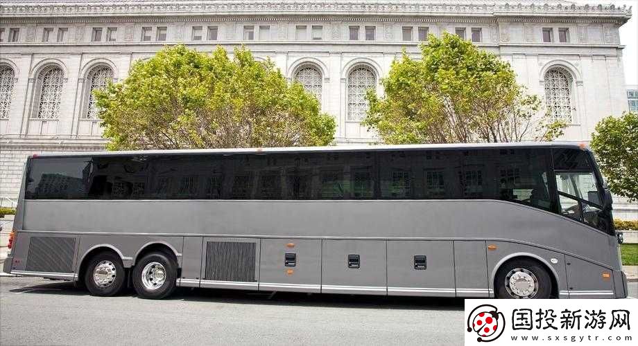 回乡大巴车最后一排