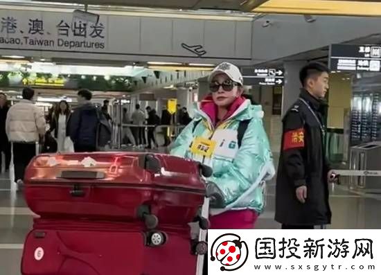 74岁刘晓庆现身机场