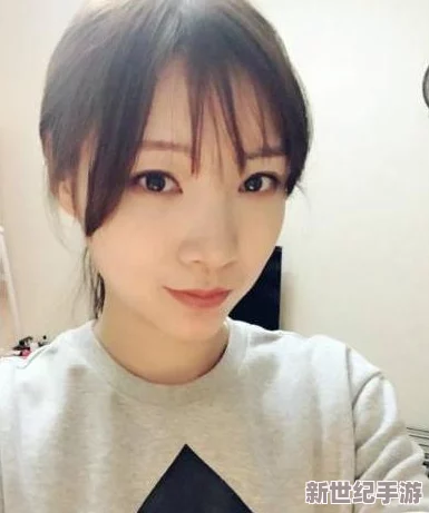 女同学午睡我伸手揉她的胸