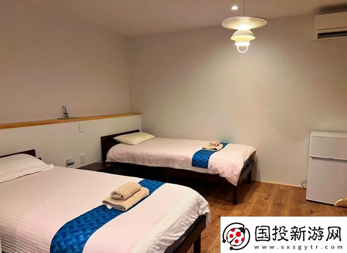 情感美好日本夫妻二人一起入住酒店