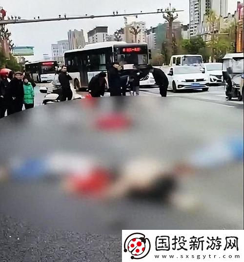 在公交车上被撞了八次高