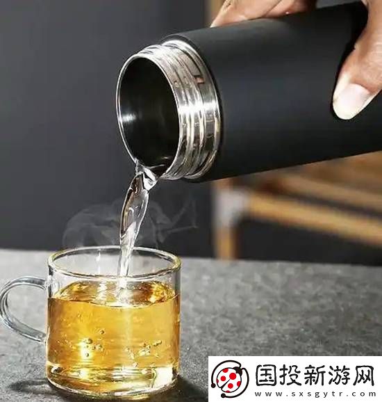 男孩保温杯装开水摇晃瞬间爆炸