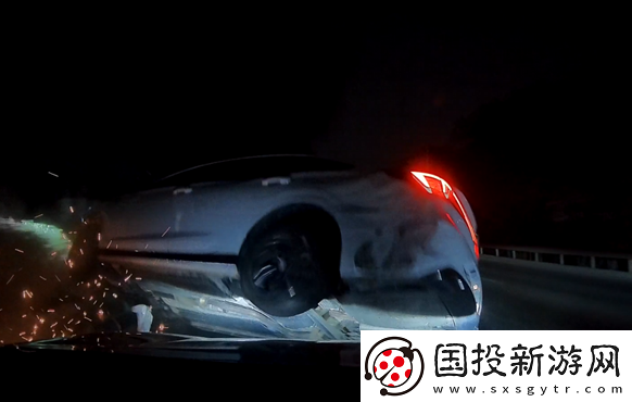 知名民间义士博主不退让顶翻变道加塞车