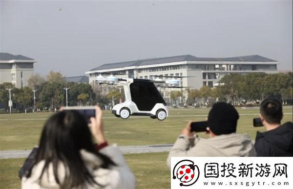 四轮八桨