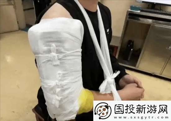 俩小伙挑战与机器人“掰手腕”