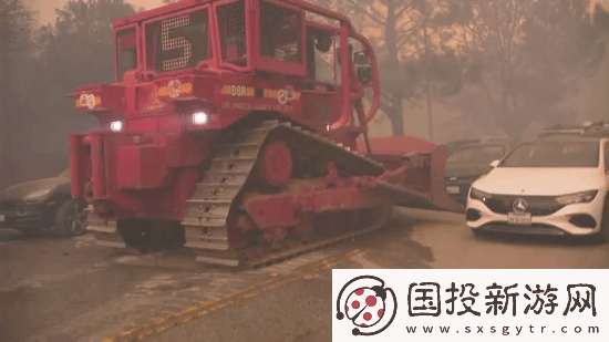 洛杉矶大火大量豪车被遗弃路边！消防用铲车开路