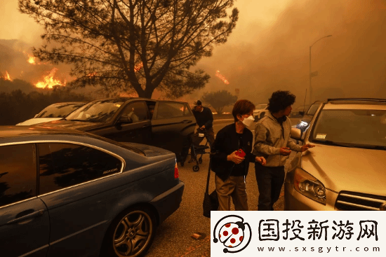 洛杉矶大火大量豪车被遗弃路边！消防用铲车开路