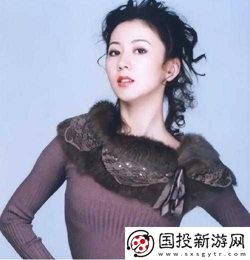 汤芳沐浴春光展现迷人曲线
