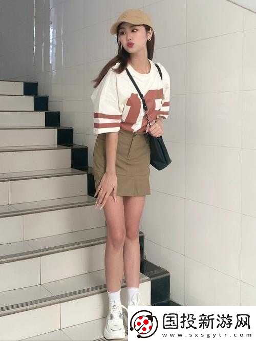 夏天短袖侧面视角下女生小馒头的奇妙呈现
