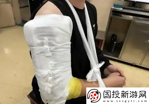俩猛男挑战与机器人掰手腕