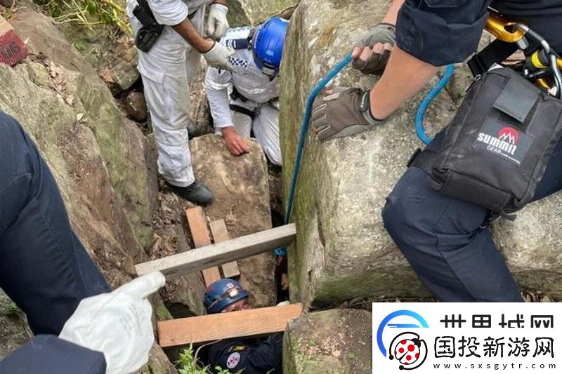23岁女子试图捡掉落的iPhone