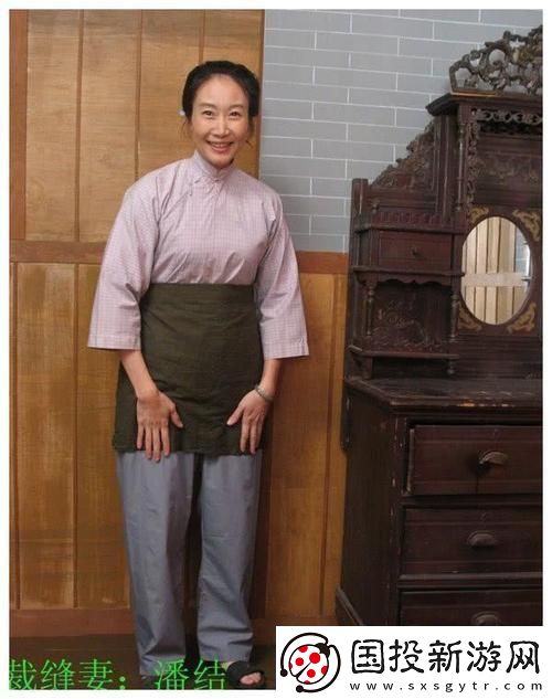 兰姨悄声捂嘴笑