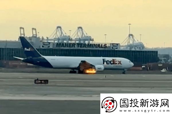 美国波音767飞机撞鸟后空中喷火