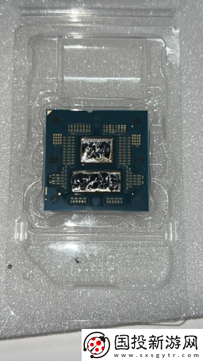 网友用熨斗+细线撬开9950X3D散热盖！真大力出奇迹!