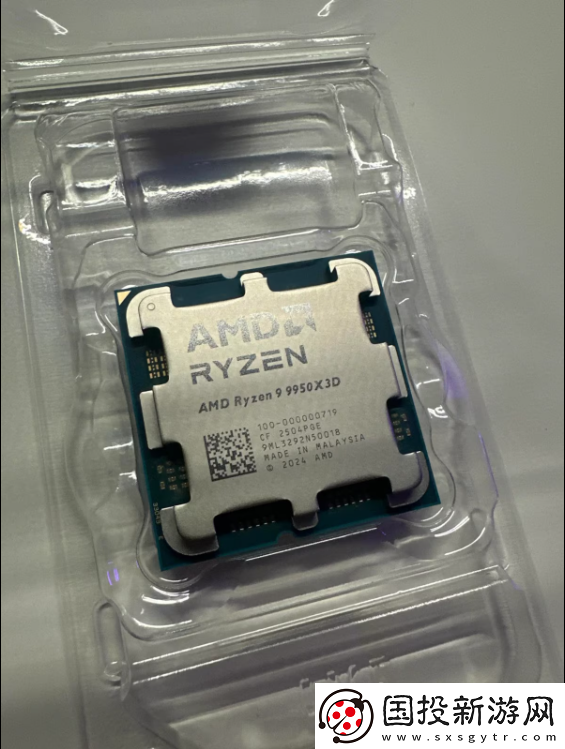 网友用熨斗+细线撬开9950X3D散热盖！真大力出奇迹!